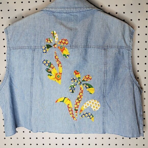 Custom Upcycled Chambray Stripe Vintage Flowers Cropped Blouse C.E. Schmidt Sz L - Picture 6 of 7